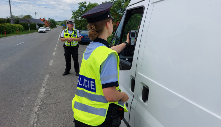 FOTO: Poprvé v terénu. Policejní nováčci na Novojičínsku kontrolovali řidiče, přišli na 33 přestupků