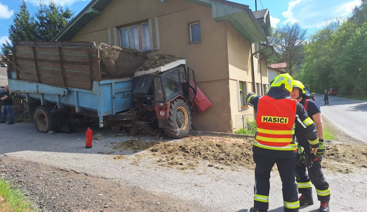 Traktor v Libštátě narazil do domu. Hasiči zajistili obvodovou zeď