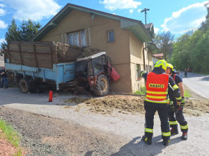Traktor v Libštátě narazil do domu. Hasiči zajistili obvodovou zeď