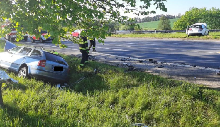 Škoda přes čtvrt milionu korun, dva zranění řidiči. To je bilance nehody dvou aut u Laviček