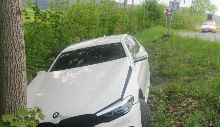 Řidička za jízdy upravovala zpětné zrcátko. V zatáčce vrazila do značky a vyjela mimo silnici