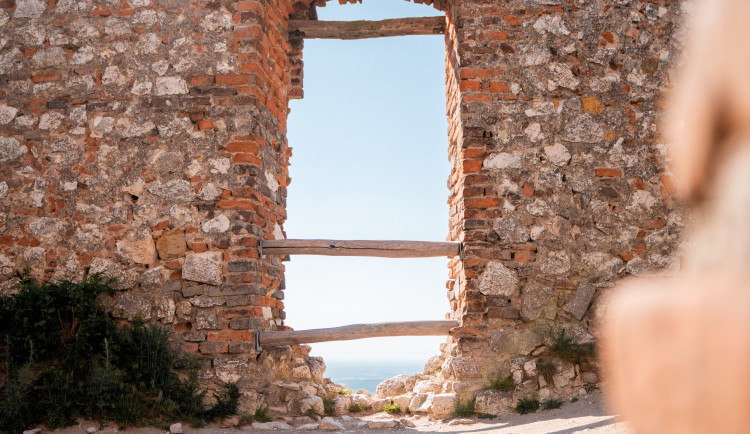 Jihomoravský kraj přispěje na opravu zříceniny hradu Děvičky, kterou dosud památkáři spravovali na vlastní pěst