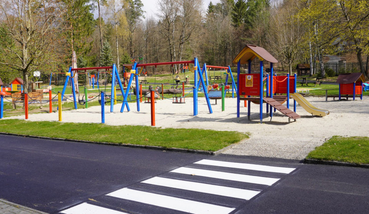 V dětském koutku vyrostla nová letní scéna.