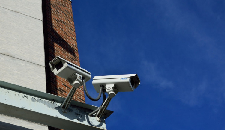 Muž rozkopl dveře a šel se vyspat na chodbu. Nepřiznal se ani poté, co se dozvěděl, že byl na kamerách