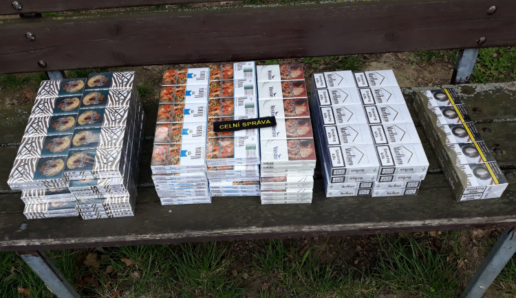 Zabavené cigarety při kontrolách.