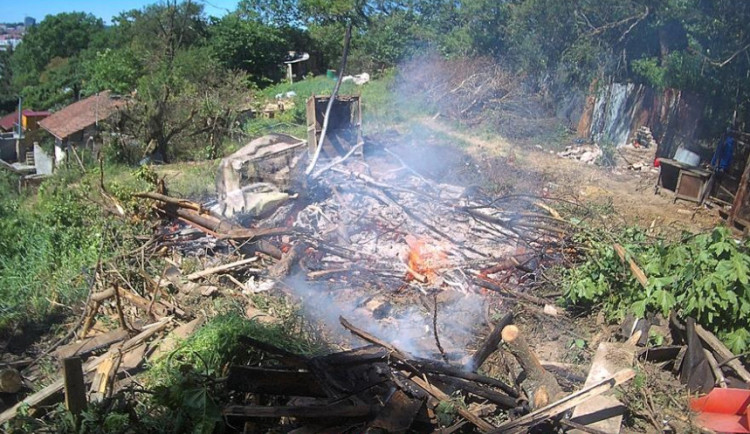 Skupina mužů v Brně pálila plasty, kusy střechy i lavičky. Odpad do plamenů hrnuli bagrem