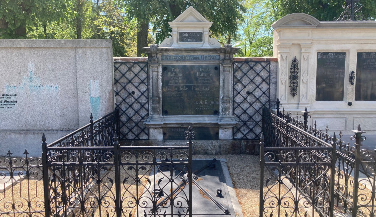 Na frýdlantské hřbitově obnovují staré německé hrobky.