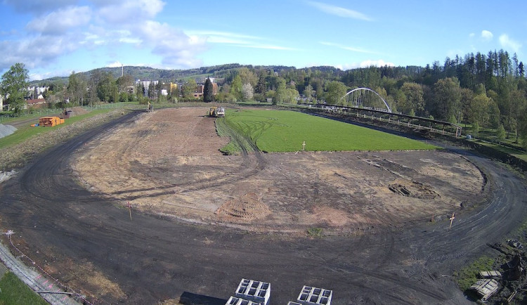 Obnova atletického stadionu v Semilech bude dražší, nový bude i trávník
