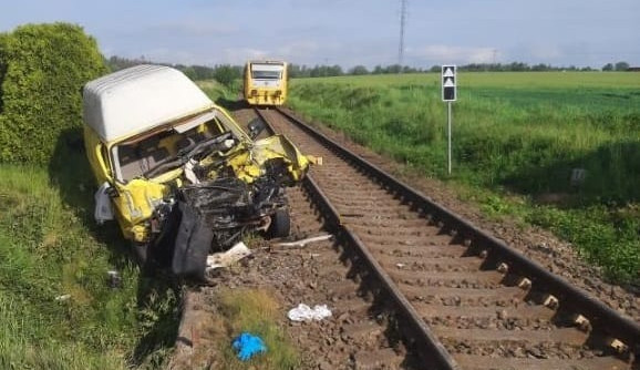 Záchranné složky zaměstnala nehoda vlaku a auta. Řidič se zranil a byl převezený do nemocnice