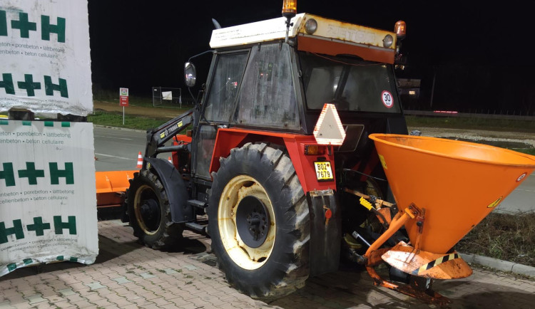 VIDEO: Zloděj ukradl z parkoviště u brněnského hobymarketu Zetor s radlicí i sypačem na sůl