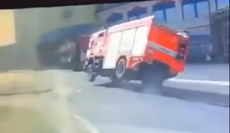 Hasičské auto se u Babylonu málem převrátilo, řidič zvládl reagovat. Starší událost, neměla by se stávat, zní od hasičů