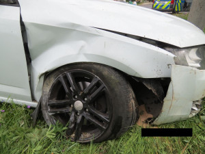 Řidiče oslnilo slunce a havaroval. Škoda na autě je za statisíce