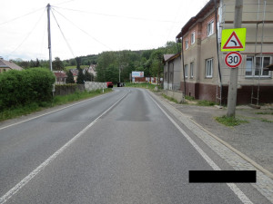 Řidiče oslnilo slunce a havaroval. Škoda na autě je za statisíce