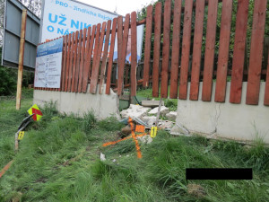 Řidiče oslnilo slunce a havaroval. Škoda na autě je za statisíce