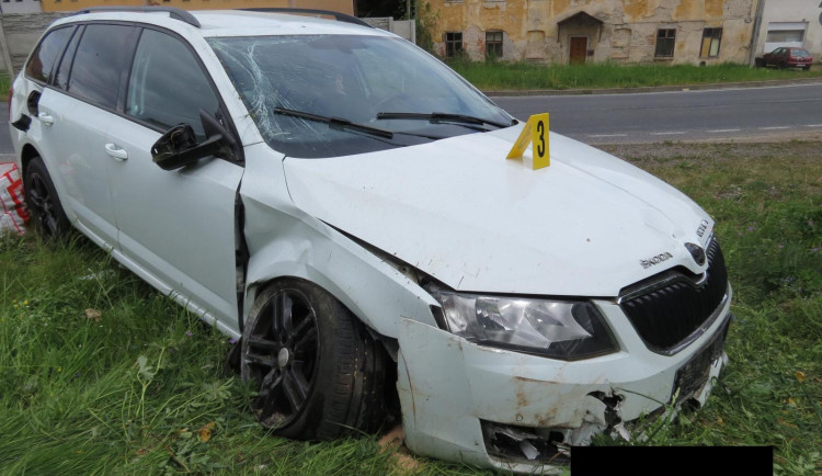 Poničené auto po nehodě.