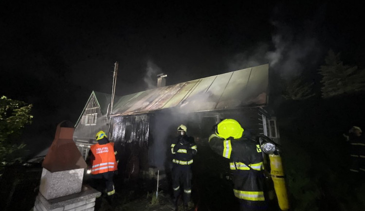Hasiči v noci likvidovali požár chalupy v Albrechticích v Jizerských horách
