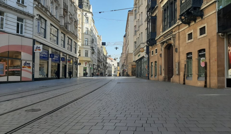 Osmnáctiletý mladík bez řidičáku, který neuměl ovládat auto, brázdil centrum Brna