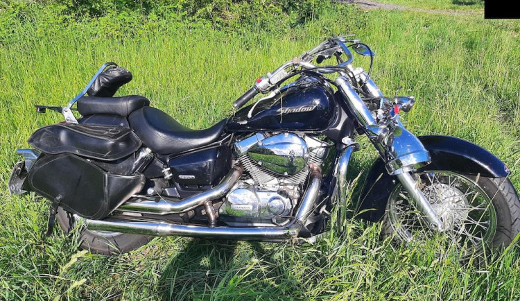 Motorkář při sjíždění z Ještědu narazil do stromu. V nemocnici zraněním podlehl