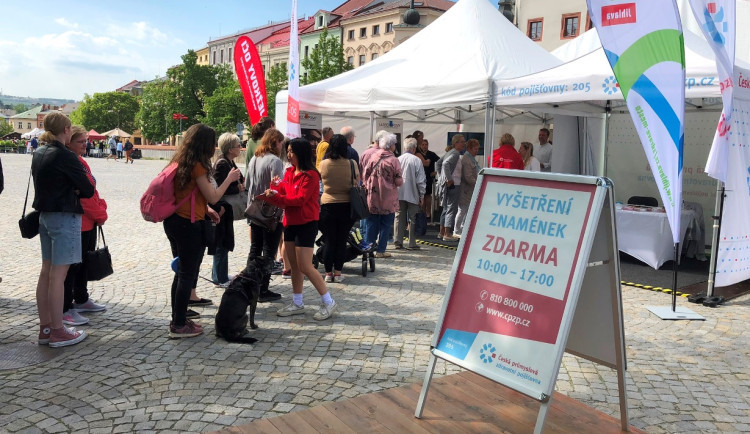 Spolu proti melanomu. Odborníci v Jihlavě opět lidem zdarma prohlédnou podezřelá znaménka