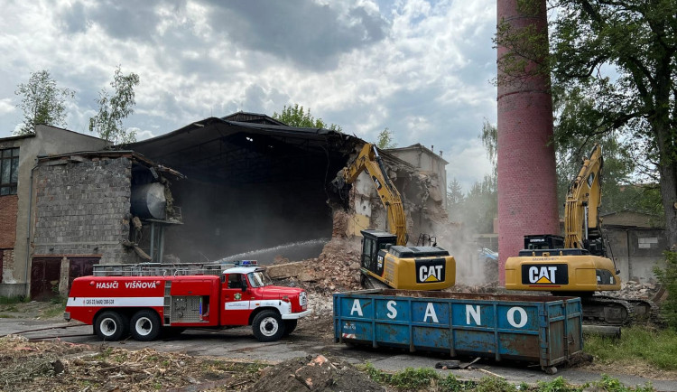 V areálu Nemocnice Frýdlant začala demolice léta nevyužívané kotelny