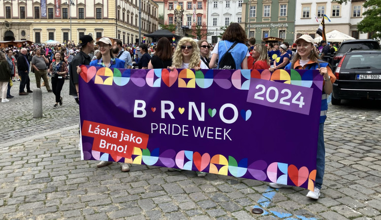 VIDEO: Brnem prošly stovky lidí v duhovém průvodu. Ukázali, že queer lidé nepatří na okraj společnosti