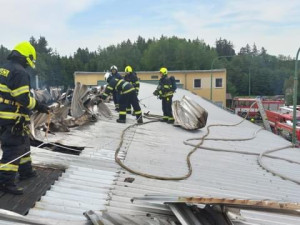 V Jilemnici hořel sklad STK i část jeho střechy. Příčina se šetří