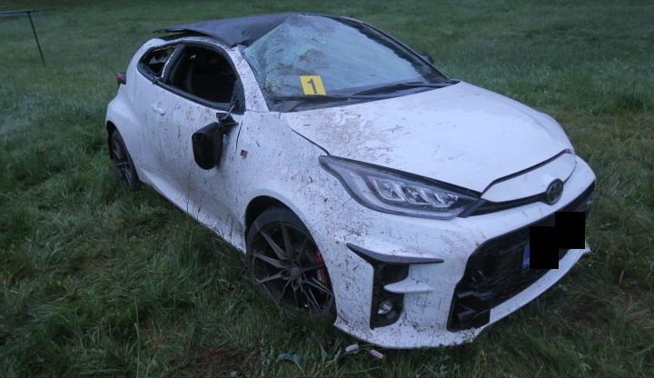 Auto po nehodě mimo silnici.