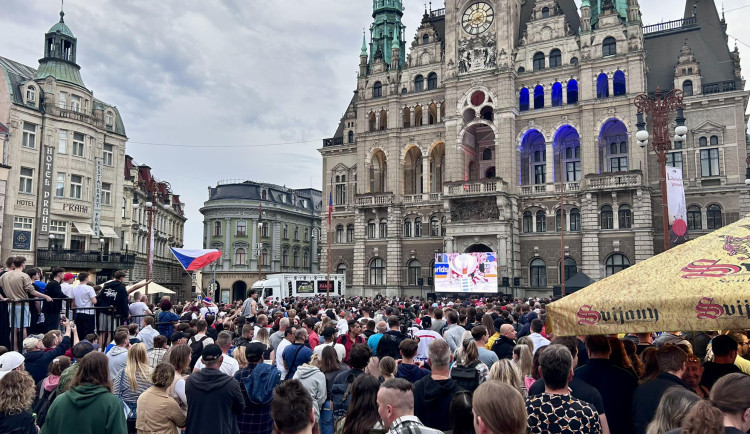 Tisíce lidí na náměstích. Lidé v Libereckém kraji sledovali boj o zlato