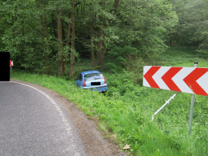 Začínající řidič nezvládl jízdu a vyjel mimo silnici. Vyvázl s pokutou