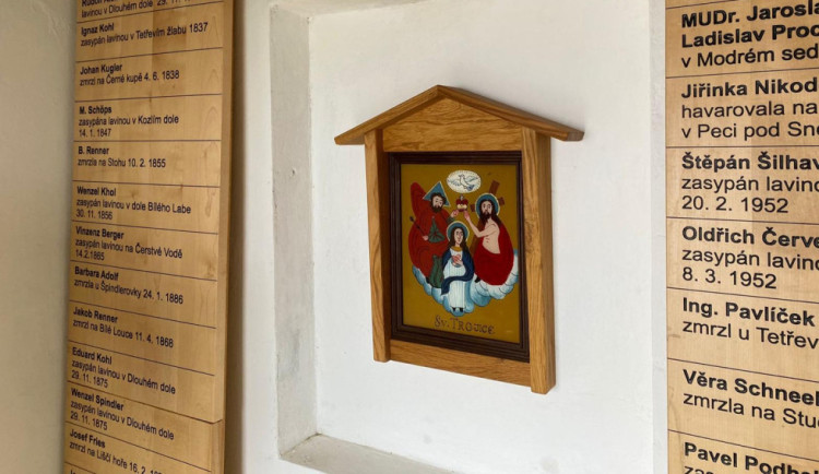 Turisté v Krkonoších narazí na několik podmaleb. Zdobí významné památky