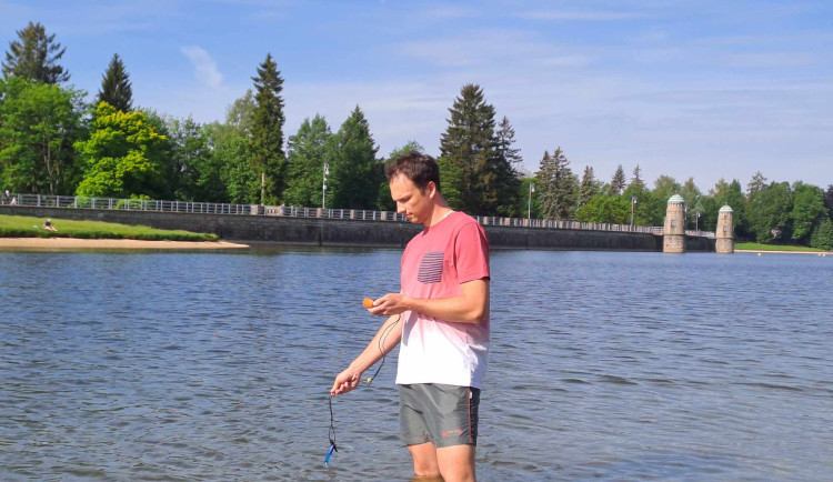 Hygienik Ondřej Kovář při měření pH vody v jablonecké přehradě.