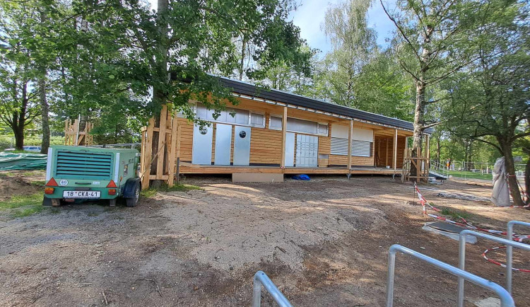 Nový stánek u hráze je před dokončením.