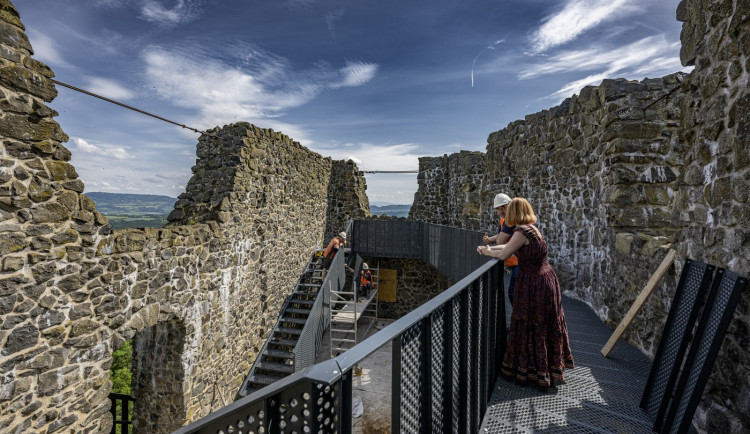 Řemeslníci pokračují v rekonstrukci vyhlídky.