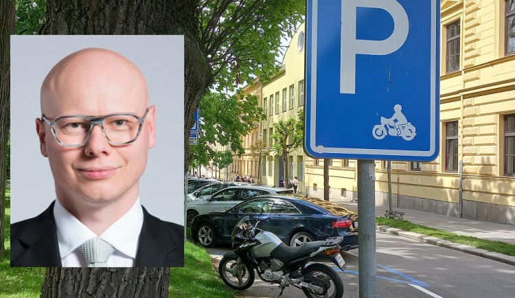 Skútry a motorky nejsou pro každého, ale pro dopravu ve městě jsou pozitivní, říká radní David Beke