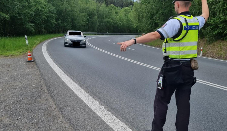 Policie kontrolovala rychlost. Z 243 aut ji překročilo 163