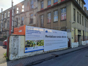 V Hrádku začala demolice Bekonu. Místo továrny bude park, poliklinika i dům sportu