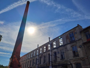 V Hrádku začala demolice Bekonu. Místo továrny bude park, poliklinika i dům sportu