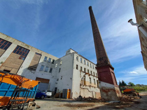 V Hrádku začala demolice Bekonu. Místo továrny bude park, poliklinika i dům sportu