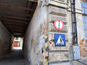 V Hrádku začala demolice Bekonu. Místo továrny bude park, poliklinika i dům sportu