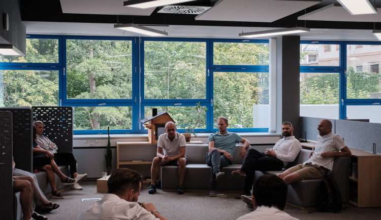 Coworkingové prostory jsou vhodné pro navazování nových kontaktů.