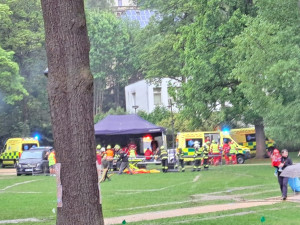 Na dětském dnu ve Vratislavicích uhodil blesk do země, patnáct zraněných