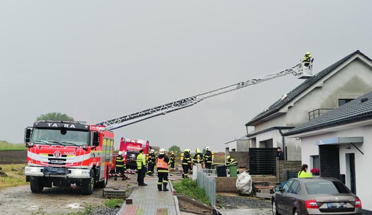 Do rodinného domu uhodil blesk a zapálil střechu. Škoda přesáhla milion a půl