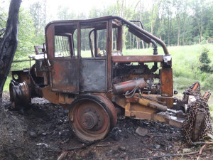 Z lesního stroje zůstalo po požáru jen ohořelé torzo. Událost řeší policie