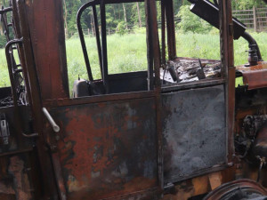 Z lesního stroje zůstalo po požáru jen ohořelé torzo. Událost řeší policie