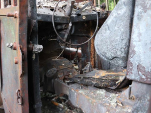 Z lesního stroje zůstalo po požáru jen ohořelé torzo. Událost řeší policie