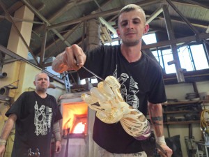 Sklář stvořil křišťálovou cenu pro nevidomé soutěžící. Symbolizuje pomoc