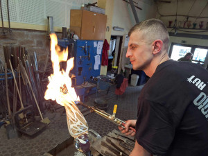 Sklář stvořil křišťálovou cenu pro nevidomé soutěžící. Symbolizuje pomoc