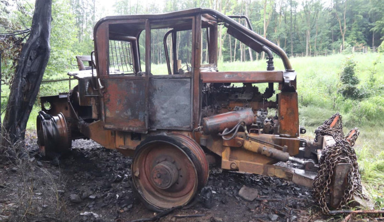 Ohořelý lesní stroj.