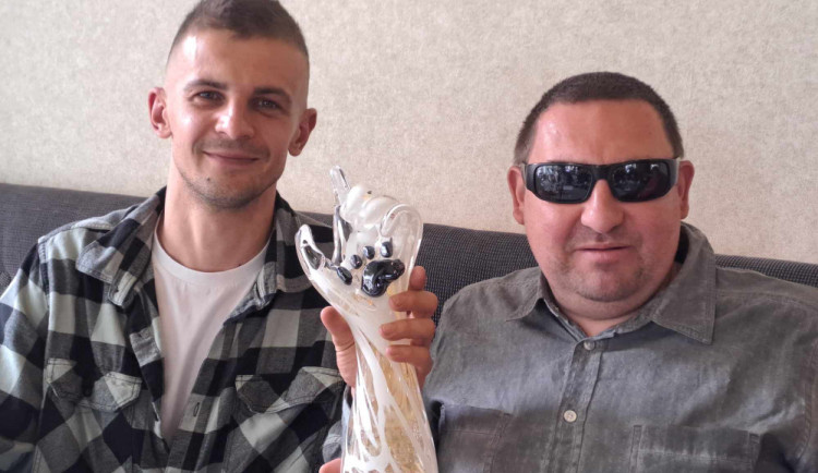 Sklář Lukáš Červený (vlevo) s předsedou pořádajícího spolku MČR Romanem Vaňkem a trofejemi.