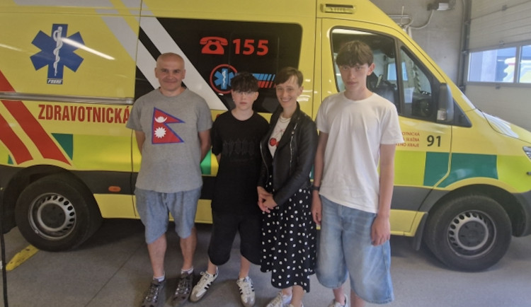 Otec zkolaboval u snídaně, přestal dýchat a zastavilo se mu srdce. Zachránili ho jeho synové a manželka